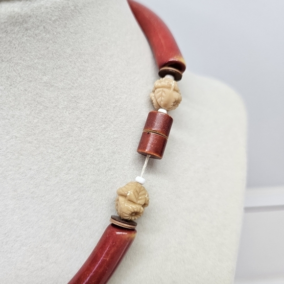 VINTAGE Plastic & Glass Cream and Red Beaded Necklace - Picture 4 of 6